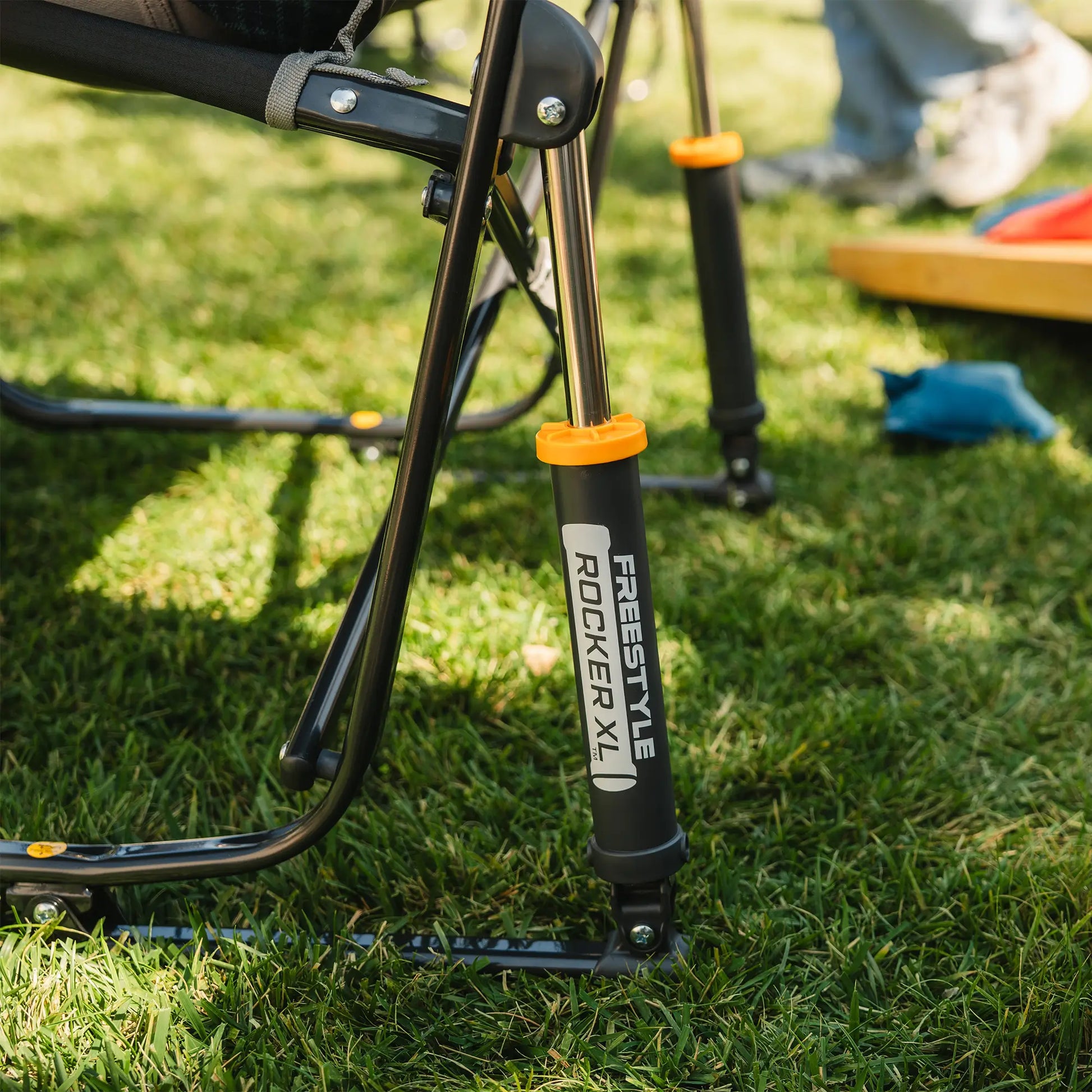 Heavy-Duty Freestyle Freestyle Rocker XL - Choice 552 - Heavy-Duty Kickback Rocker with Beverage Holder Detail